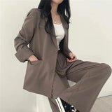 Elegant Tailored Blazer and Trouser Set with Modern Relaxed Fit