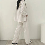 Elegant Tailored Blazer and Trouser Set with Modern Relaxed Fit