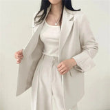 Elegant Tailored Blazer and Trouser Set with Modern Relaxed Fit