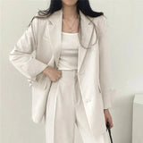 Elegant Tailored Blazer and Trouser Set with Modern Relaxed Fit